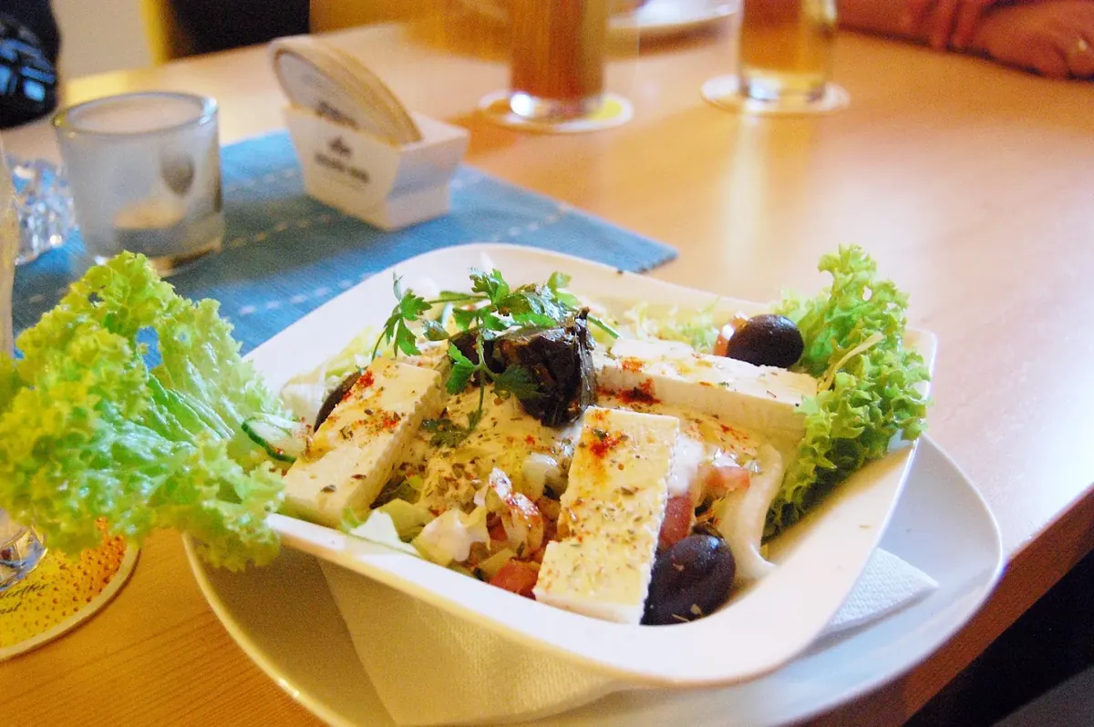 Bauernsalat im Helios mit Tomaten, Gurken und Schafkäse